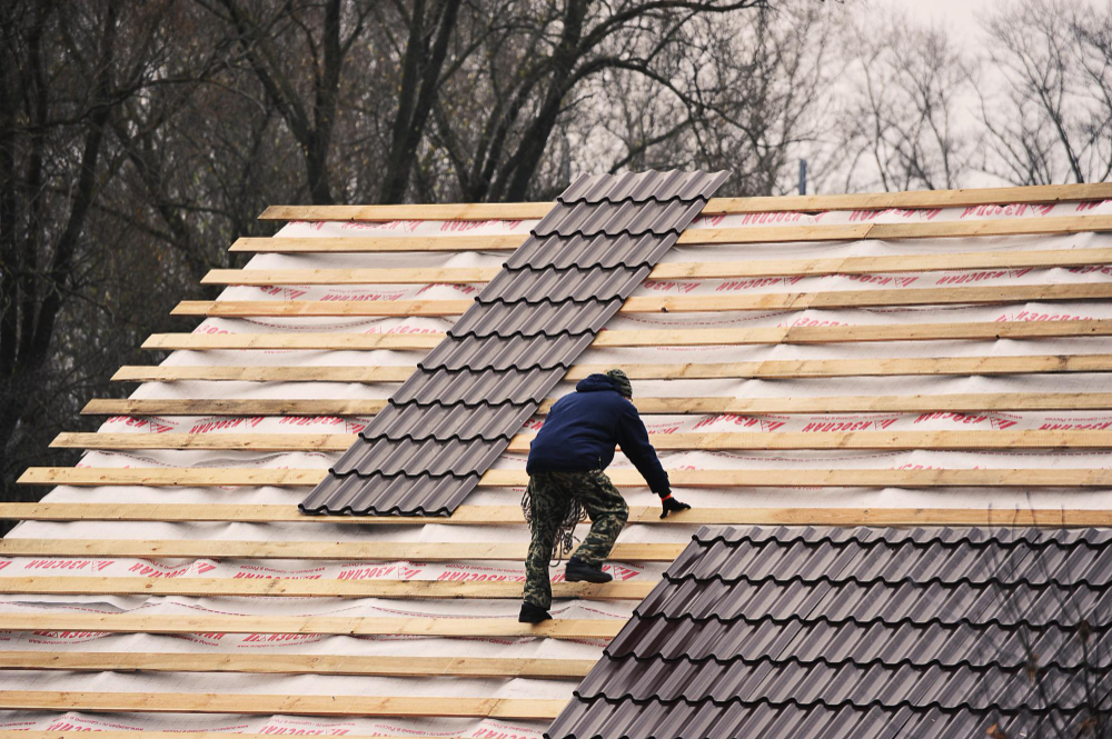Worauf sollte man bei der Wahl des Dachmaterials achten?