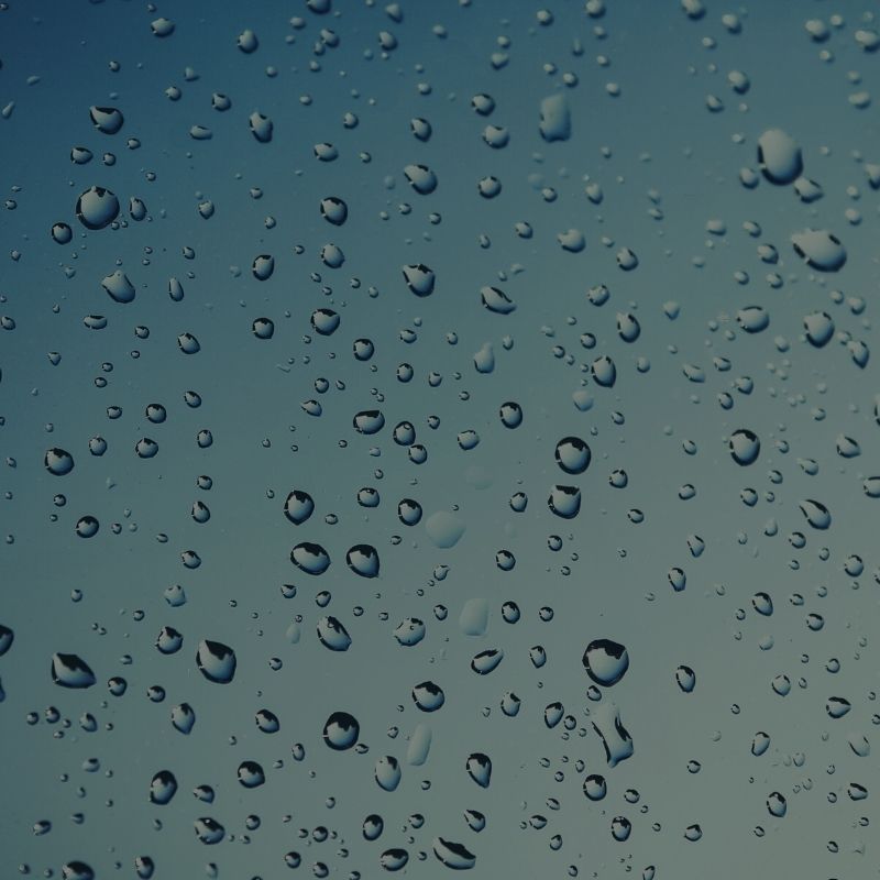 Odgłos deszczu na dachu z blachy – jak go zminimalizować?